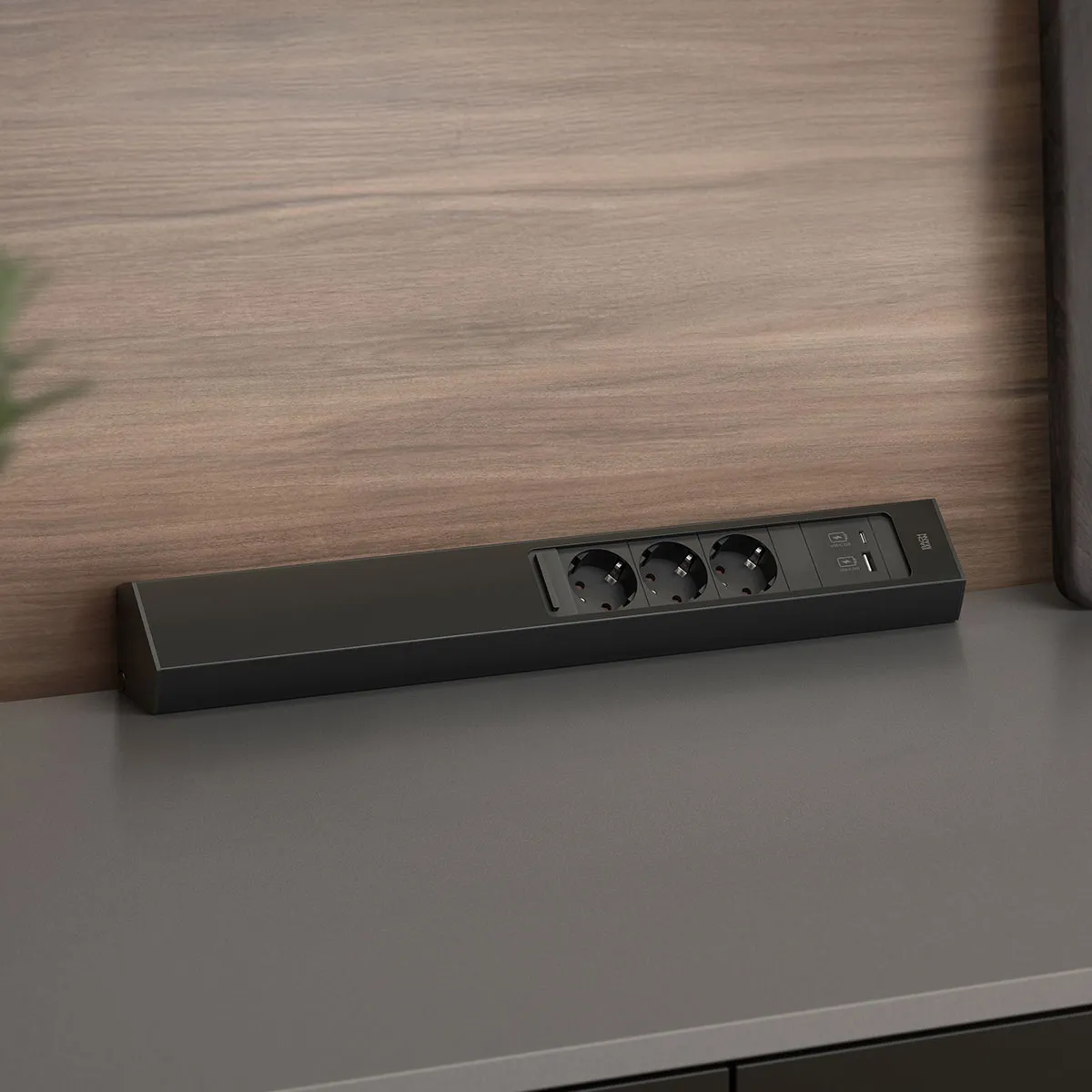 CASIA 2 - Regleta sobrepuesta ajustable para rincones con enchufes y USB