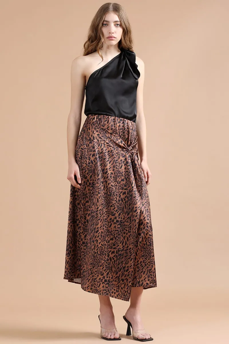 FALDA MIDI, SATIN ESTAMPADO, CRUZADA CON RUCHA, CAFÉ