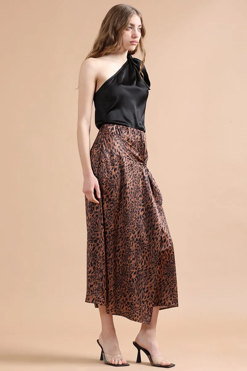 FALDA MIDI, SATIN ESTAMPADO, CRUZADA CON RUCHA, CAFÉ