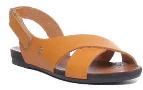 JUSTINREESS 7600 Sandalia con correa cruzada para mujer en mostaza